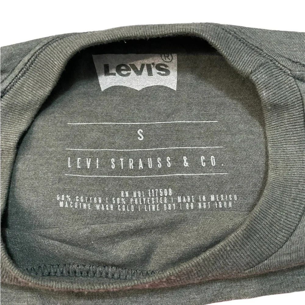 Levi’s Men Short Sleeve Tee size Small